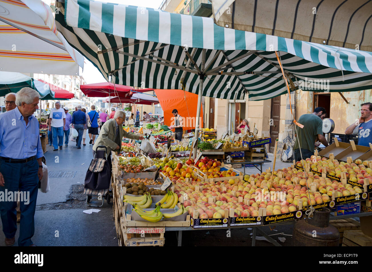 PALERMO, SICILIA, ITALIA - 3 ottobre 2012: gli acquirenti e venditori in una strada del mercato di frutta e verdura, il 3 ottobre 2012 in Foto Stock