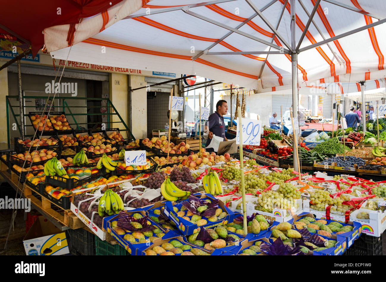 PALERMO, SICILIA, ITALIA - 3 ottobre 2012: Uomini non identificati, che vendono i loro prodotti (frutta) ad un tradizionale di stallo delle vendite, su Octob Foto Stock