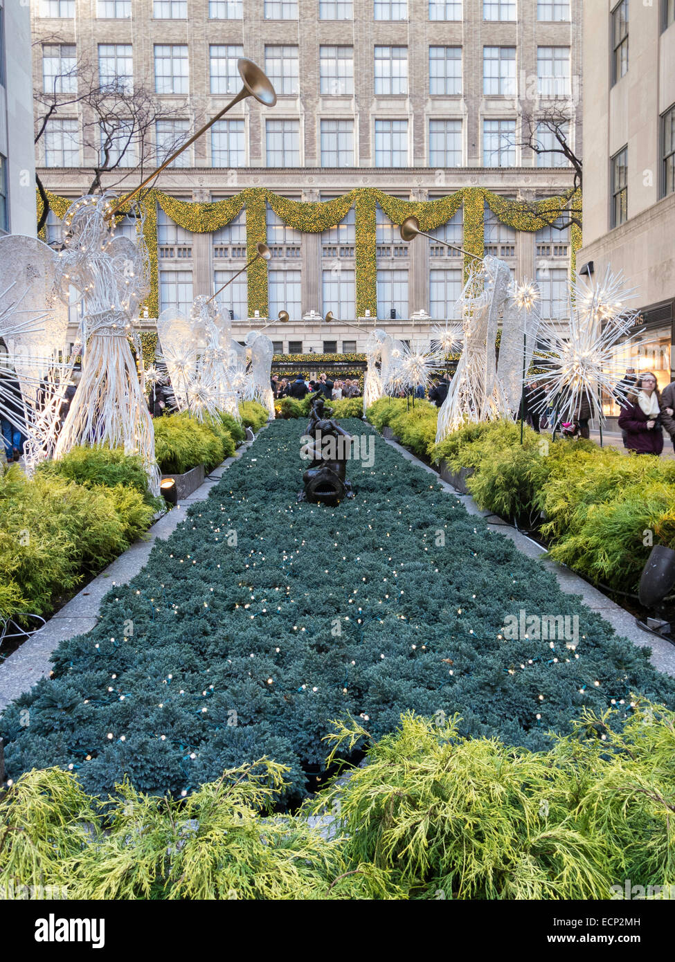 Saks Fifth Avenue Flagship Store e il canale nel centro Rockefeller, NYC Foto Stock