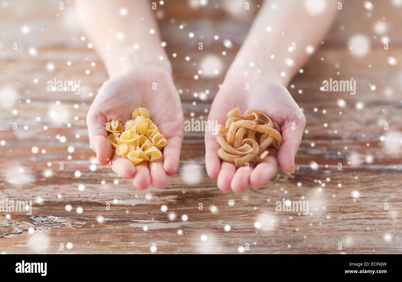 Stretta di mano con diverse variazioni di pasta Foto Stock