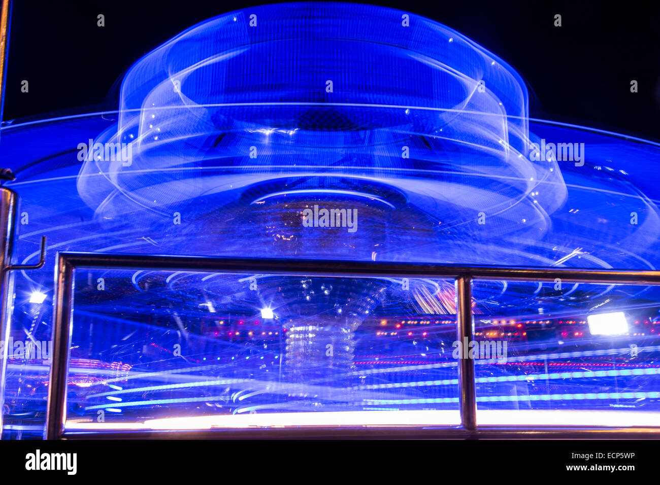 Fiera giostre a Aberystwyth annuale Fiera di Natale la filatura nella notte illuminata dal lampeggiante e luce colorata Foto Stock