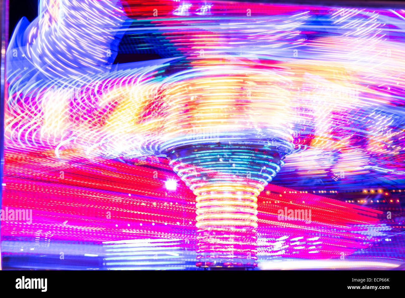 Fiera giostre a Aberystwyth annuale Fiera di Natale la filatura nella notte illuminata dal lampeggiante e luce colorata Foto Stock