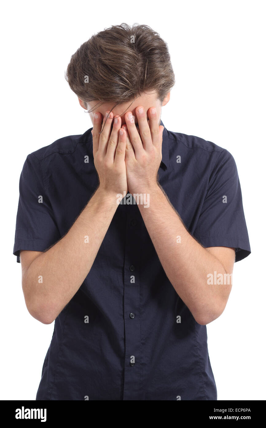Vergogna o preoccupati uomo che ricopre la faccia con le sue mani isolato su uno sfondo bianco Foto Stock