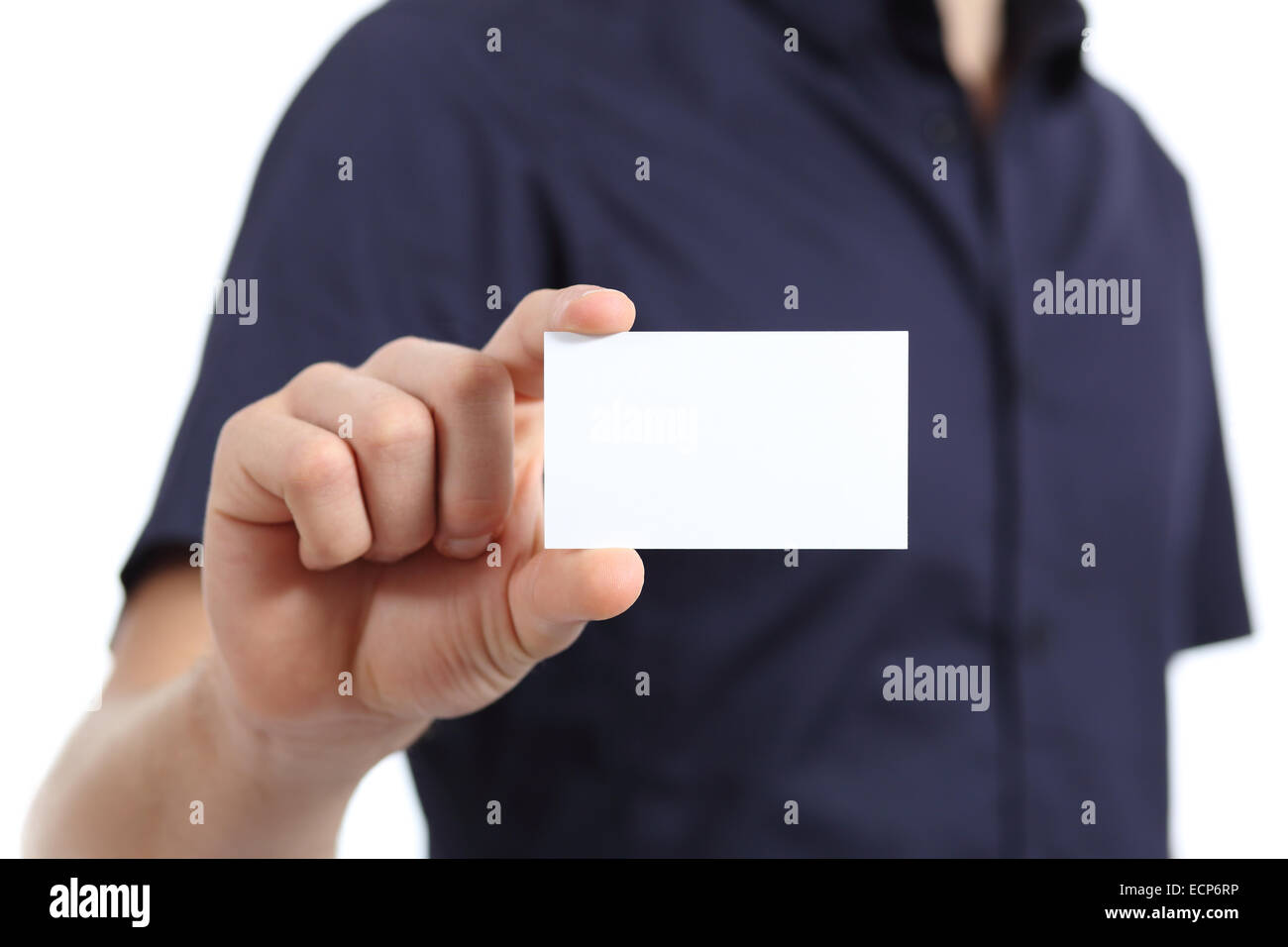 Close up di un man mano che tiene una scheda vuota su sfondo bianco Foto Stock