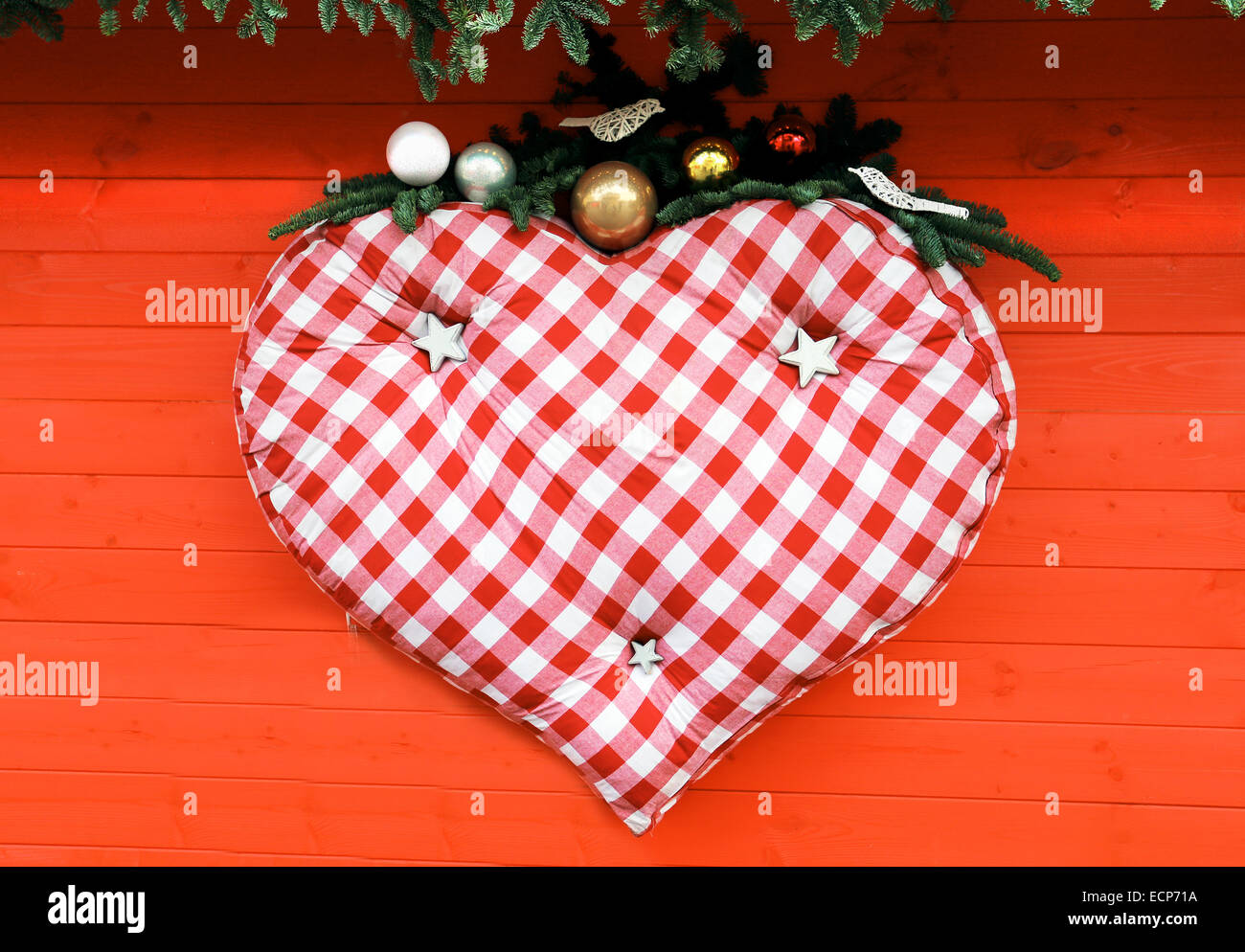 Grande cuore heartBig appeso alla parete rossa da commissioni appeso alla parete rossa da commissioni Foto Stock