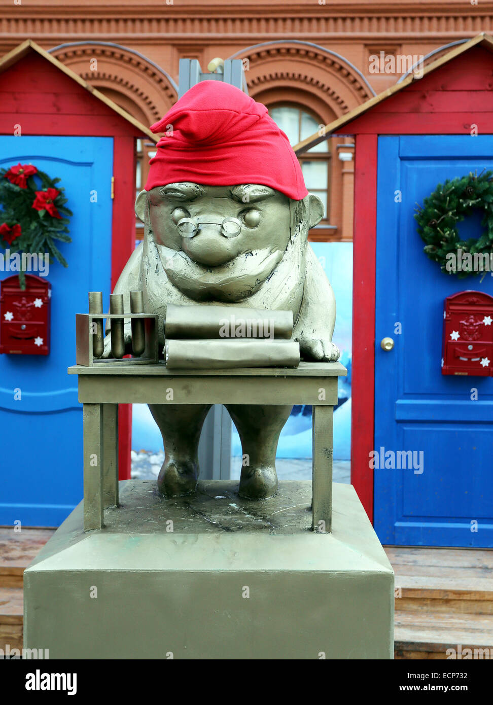 Gnome in un cappuccio rosso fotografato close-up Foto Stock