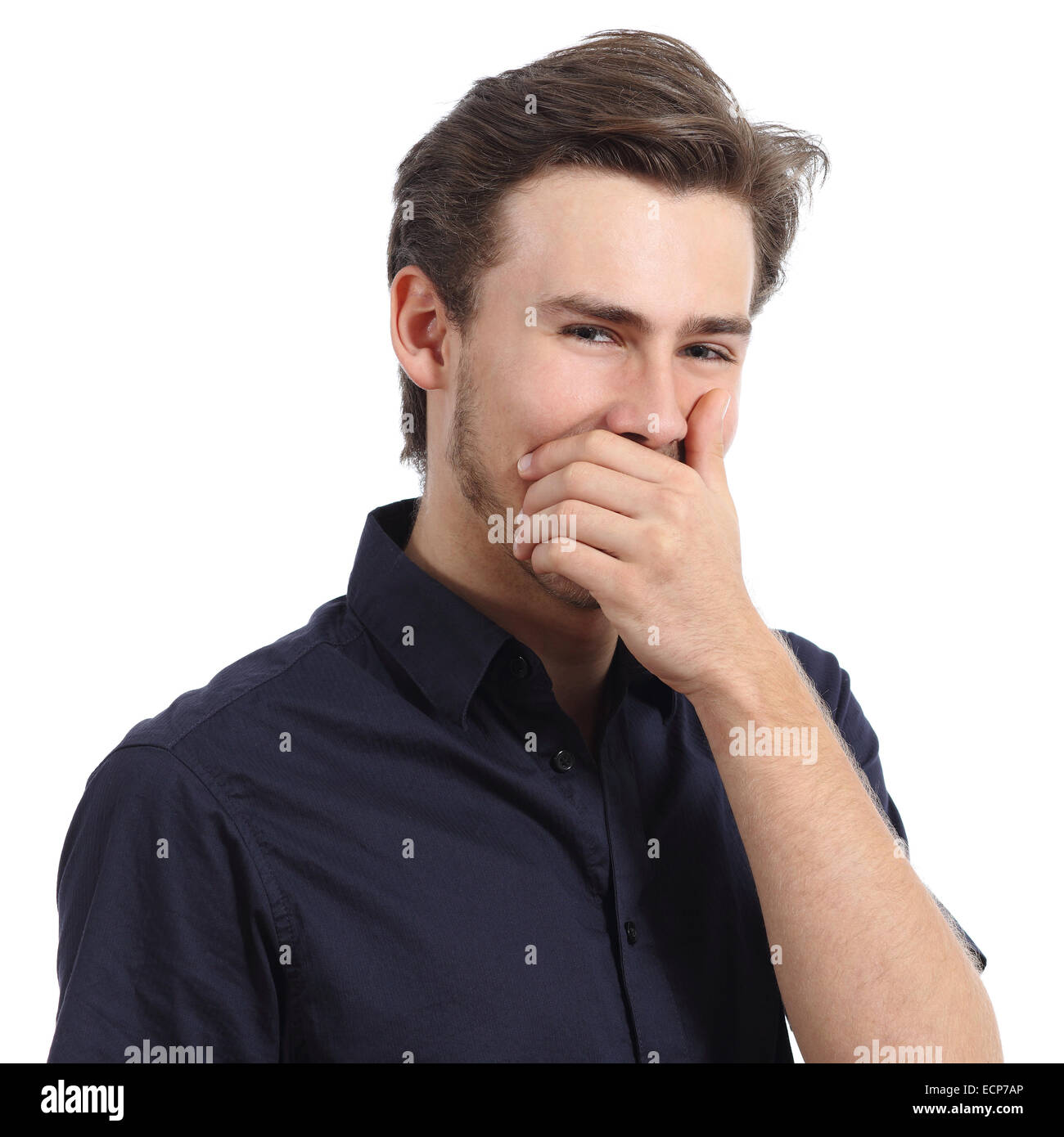 Uomo bello ridere mentre copre la bocca con una mano isolata su uno sfondo bianco Foto Stock