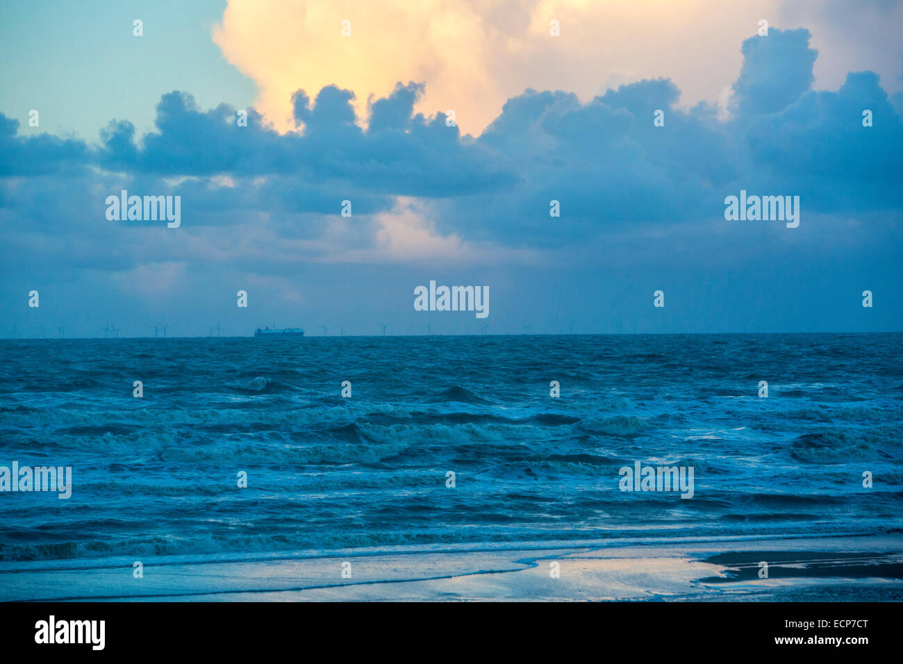 Spiaggia del Mare del nord, mare tempestoso, nuvole montagne, durante una tempesta di autunno, Foto Stock