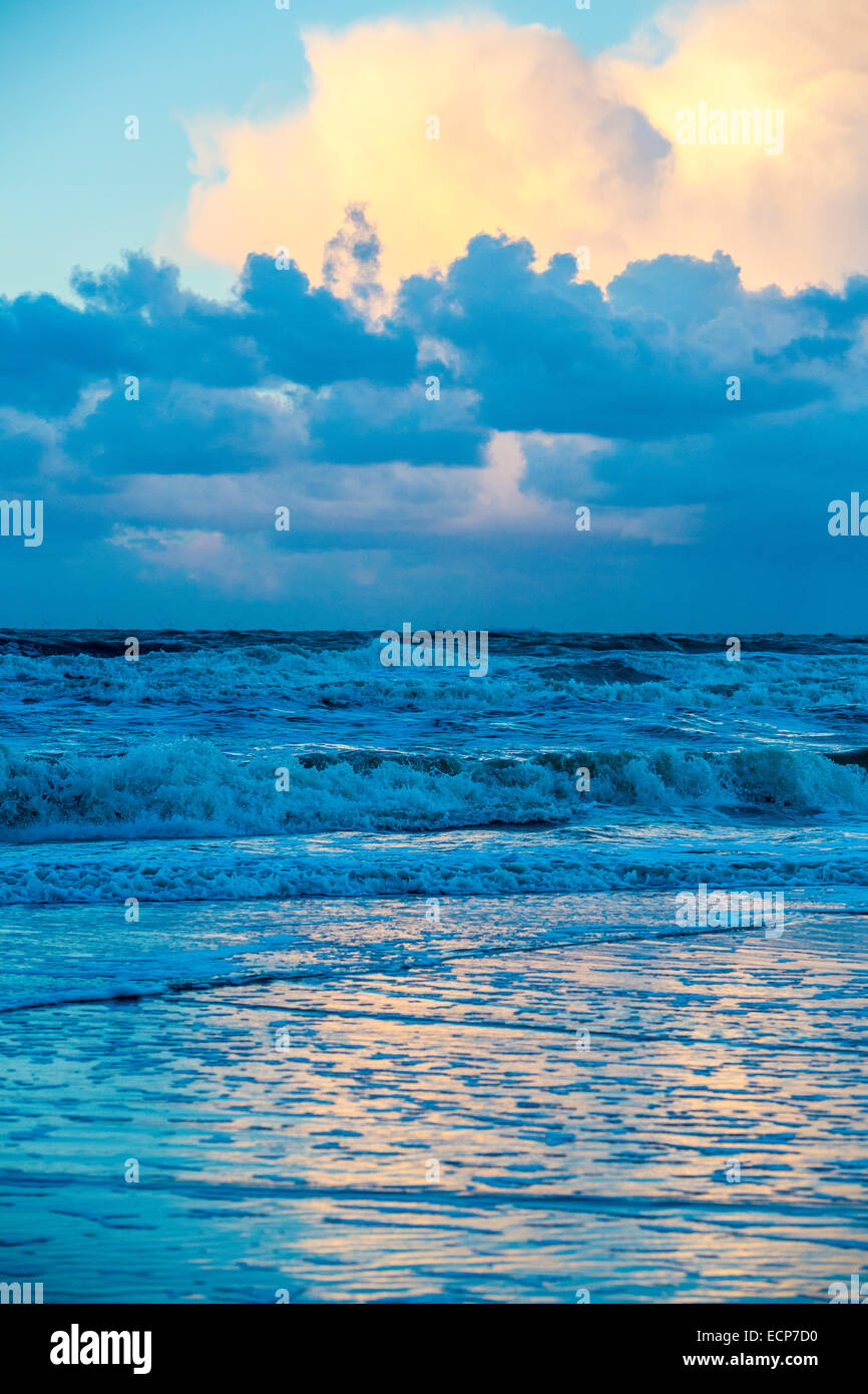 Spiaggia del Mare del nord, mare tempestoso, nuvole montagne, durante una tempesta di autunno, Foto Stock