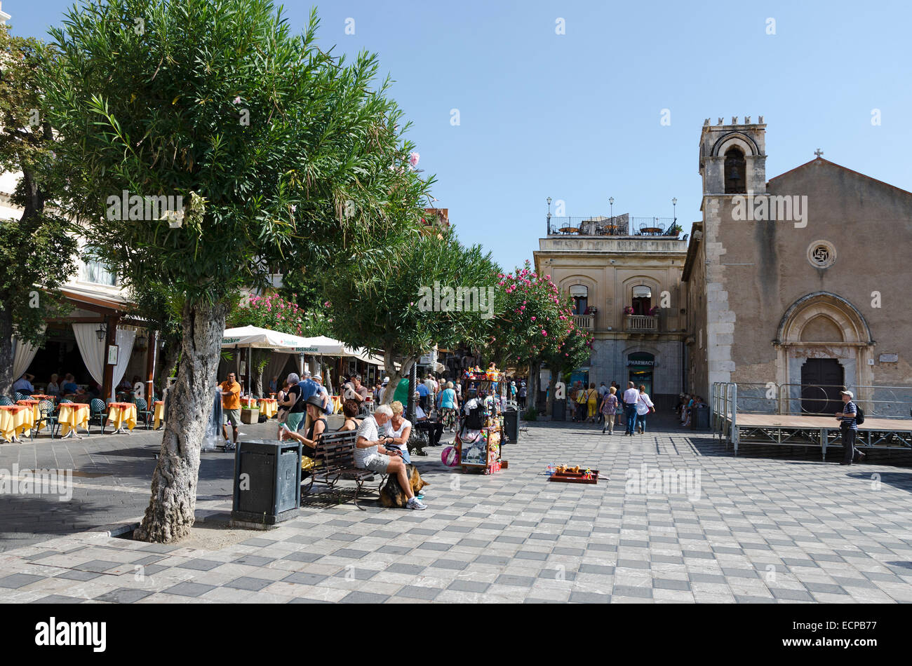 Taormina, Sicilia, Italia - 27 Settembre 2012: turisti sat in Piazza del Duomo a Taormina, una cittadina turistica sulla costa di Sicil Foto Stock