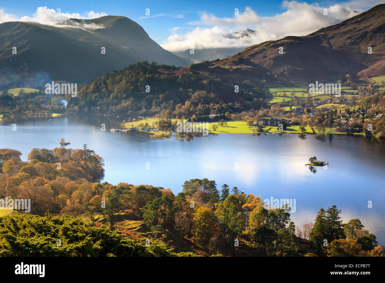 Ullswater nel Parco nazionale del Lake District catturato dalla rupe di argento con Glenridding e la gamma Helvellyn nella distanza. Foto Stock