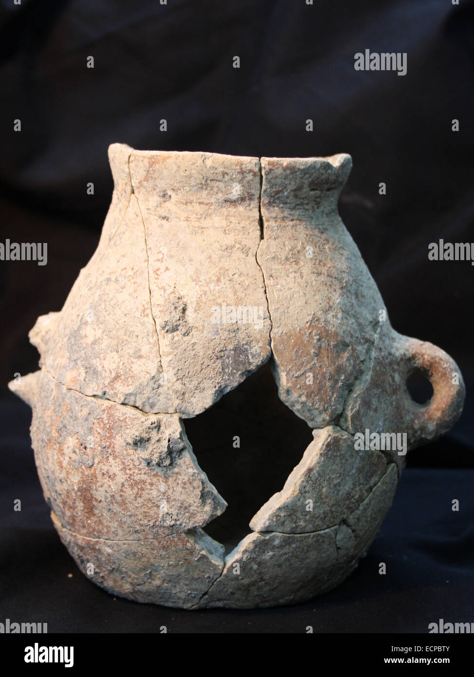 (141217) -- Gerusalemme, Dic 17, 2014 (Xinhua) -- Handout foto rilasciata da Israele la Autorità di Antichità del 16 dicembre, 2014, mostra un campionato vaso in ceramica datato a circa 5.800 A.C. Resti di 8.000-anno-vecchio olio d'oliva dissotterrato nel nord di Israele possono essere i più antichi noti uso di olio d'oliva del Mediterraneo, i ricercatori con le Autorità di Antichità Israele ha detto Mercoledì. I ricercatori hanno trovato decine di vasellame datata agli inizi del periodo calcolitico, o il sesto millennio A.C., durante lo scavo di recupero condotte tra il 2011 e il 2013 a En Zippori nella Bassa Galilea, prima Foto Stock