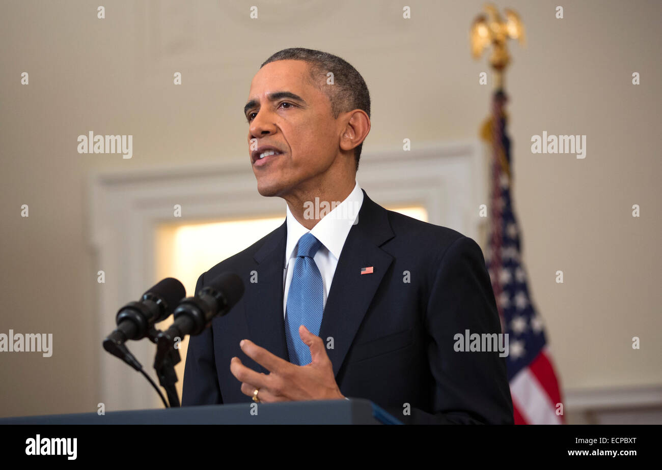 Washington, DC, Stati Uniti d'America. Xvii Dec, 2014. Il Presidente degli Stati Uniti Barack Obama fa una dichiarazione dal vivo alla nazione in materia di cambiamenti storici negli Stati Uniti relazioni con Cuba nel Cabinet Room della Casa Bianca di Washington, DC, Stati Uniti d'America, Mercoledì, Dicembre 17, 2014. Nel suo intervento il Presidente ha annunciato che prevede di avviare colloqui con Cuba a normalizzare le cravatte e aperto un'ambasciata a seguito del rilascio di Alan lordo. Credito: Doug Mills/Piscina via CNP/dpa - nessun filo SERVICE - Credit: dpa/Alamy Live News Foto Stock