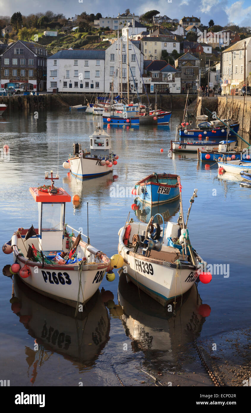 Barche nel porto di Mevagissey Foto Stock