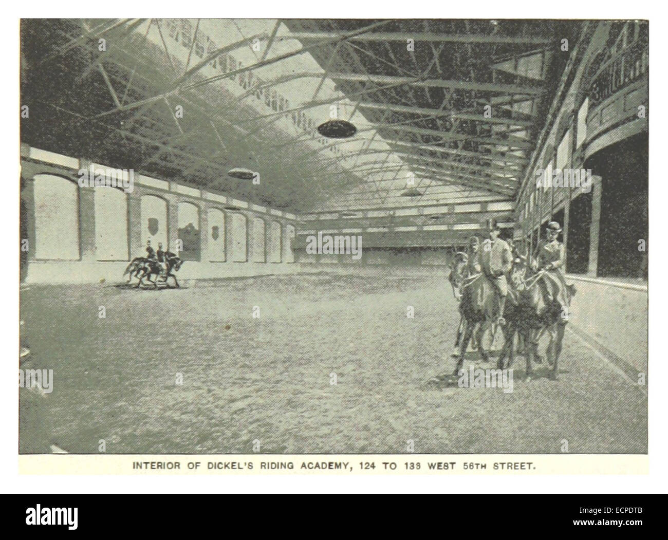 Questa illustrazione del 1893 di King mostra gli interni della Dickel's Riding Academy, situata al 124-136 West 56th Street a New York City, catturando il design e l'uso della struttura per l'addestramento equestre alla fine del XIX secolo. Foto Stock
