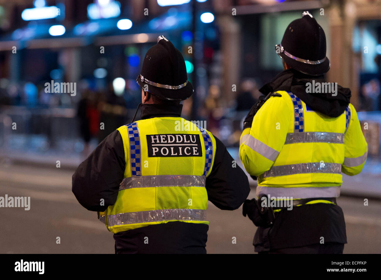 Gli ufficiali di polizia di pattuglia in Cardiff City Centre di notte. Foto Stock