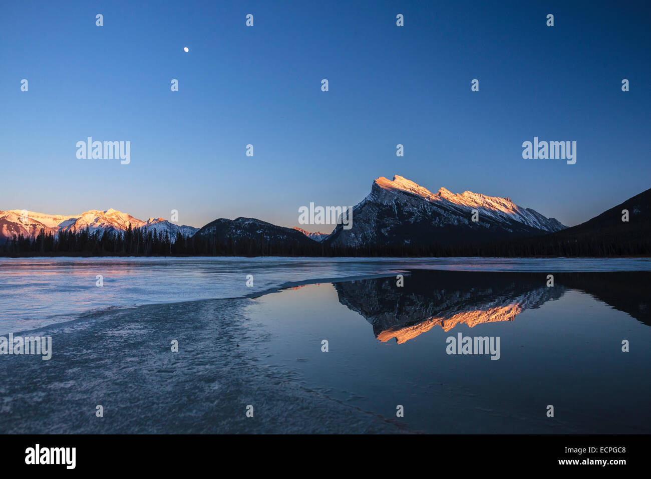 Mount Rundle si riflette nelle calme acque di inverno di Laghi Vermillion nel Parco Nazionale di Banff. Gennaio chinooks aperto setta Foto Stock