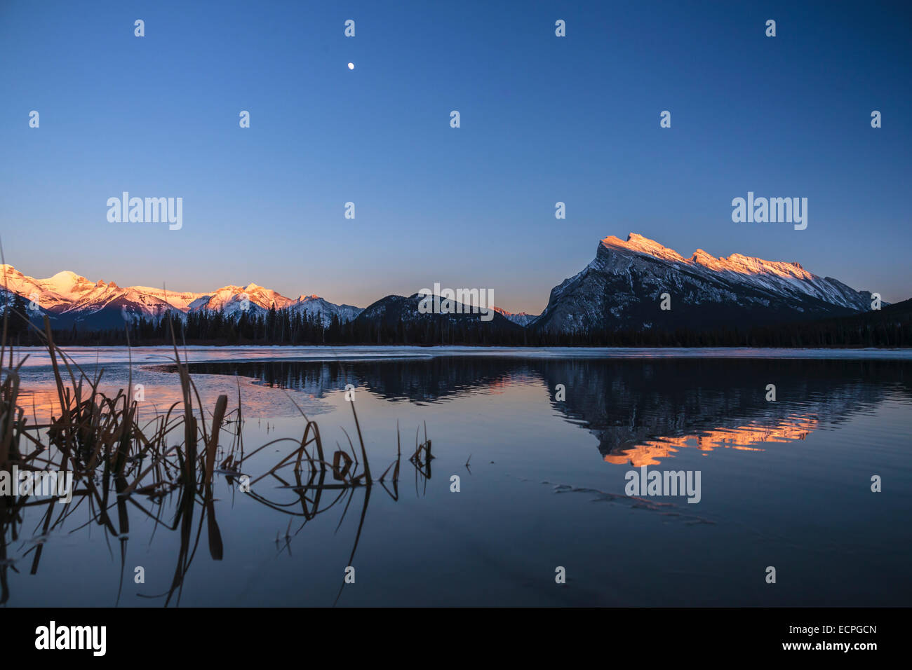 Mount Rundle si riflette nelle calme acque di inverno di Laghi Vermillion nel Parco Nazionale di Banff. Gennaio chinooks aperto setta Foto Stock