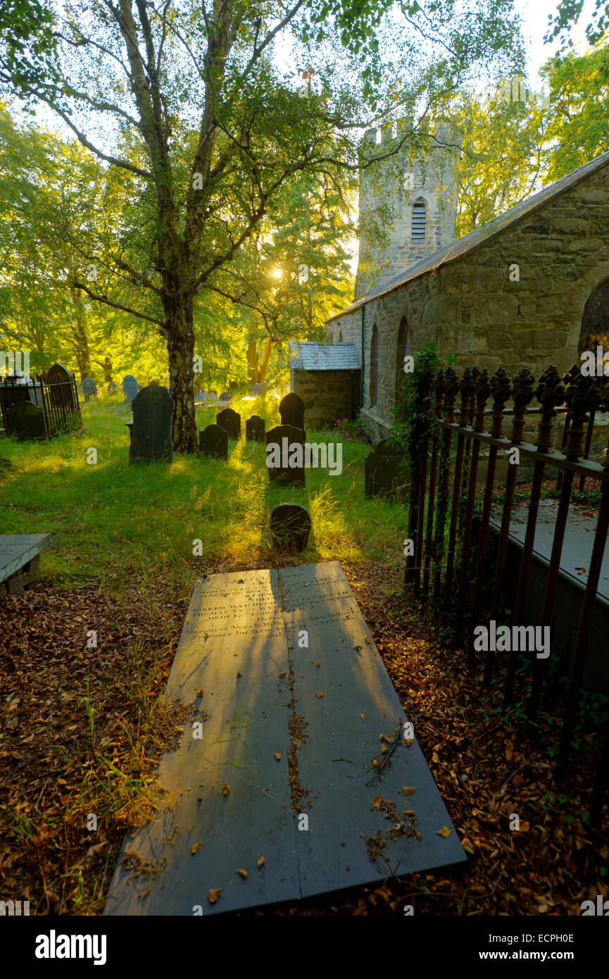Luce serale nel cortile della chiesa vicino conwy in conwy Valley vicino a Rowen Foto Stock