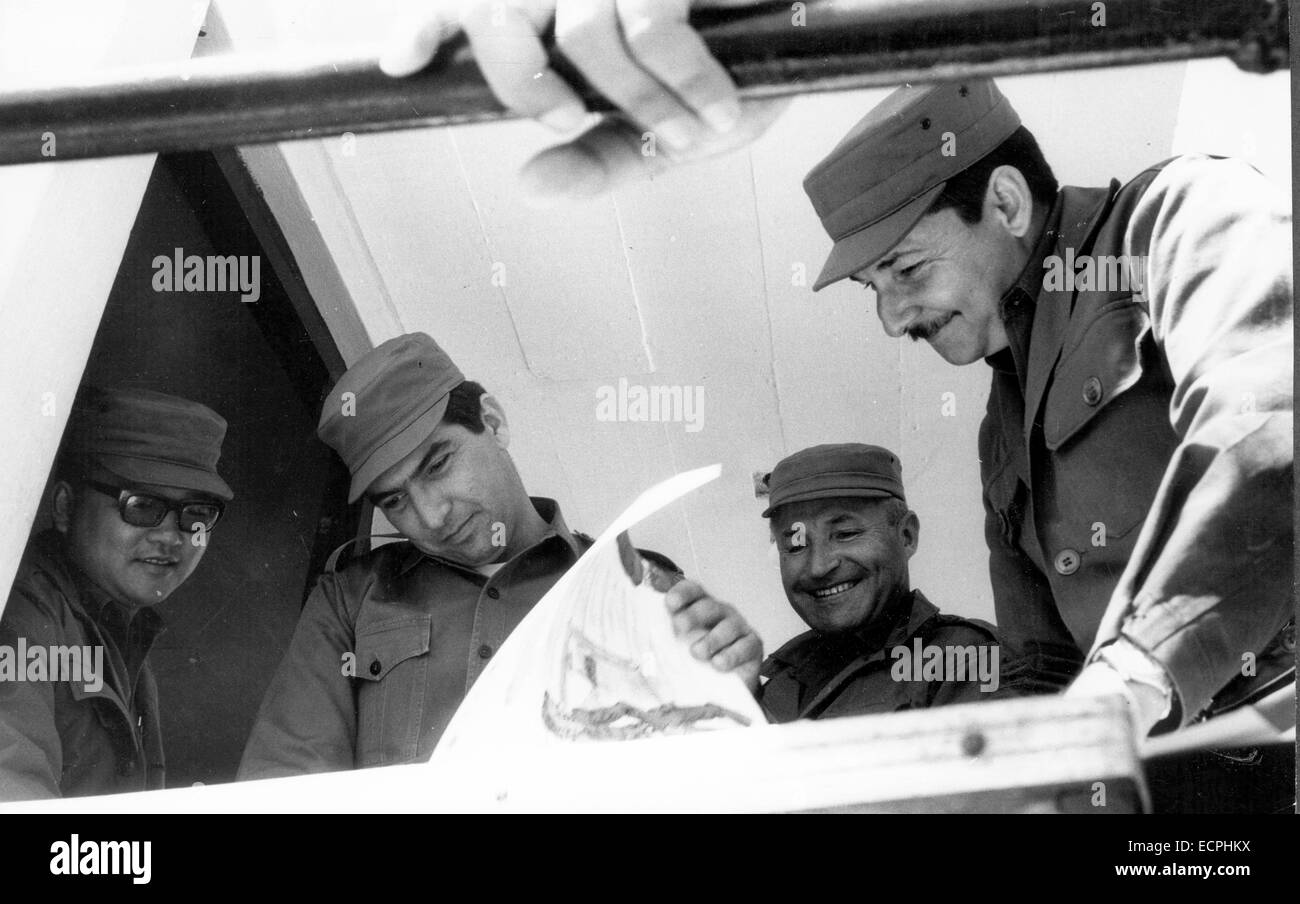 Londra, UK, UK. Gen 8, 1959. Grandi Raul Castro, nato il 3 giugno 1931, il ministro del cubano forze armate al combattimento esercizi di tiro--porre fine alla brigata di combattimento periodo di formazione. © Keystone Pictures USA/ZUMAPRESS.com/Alamy Live News Foto Stock