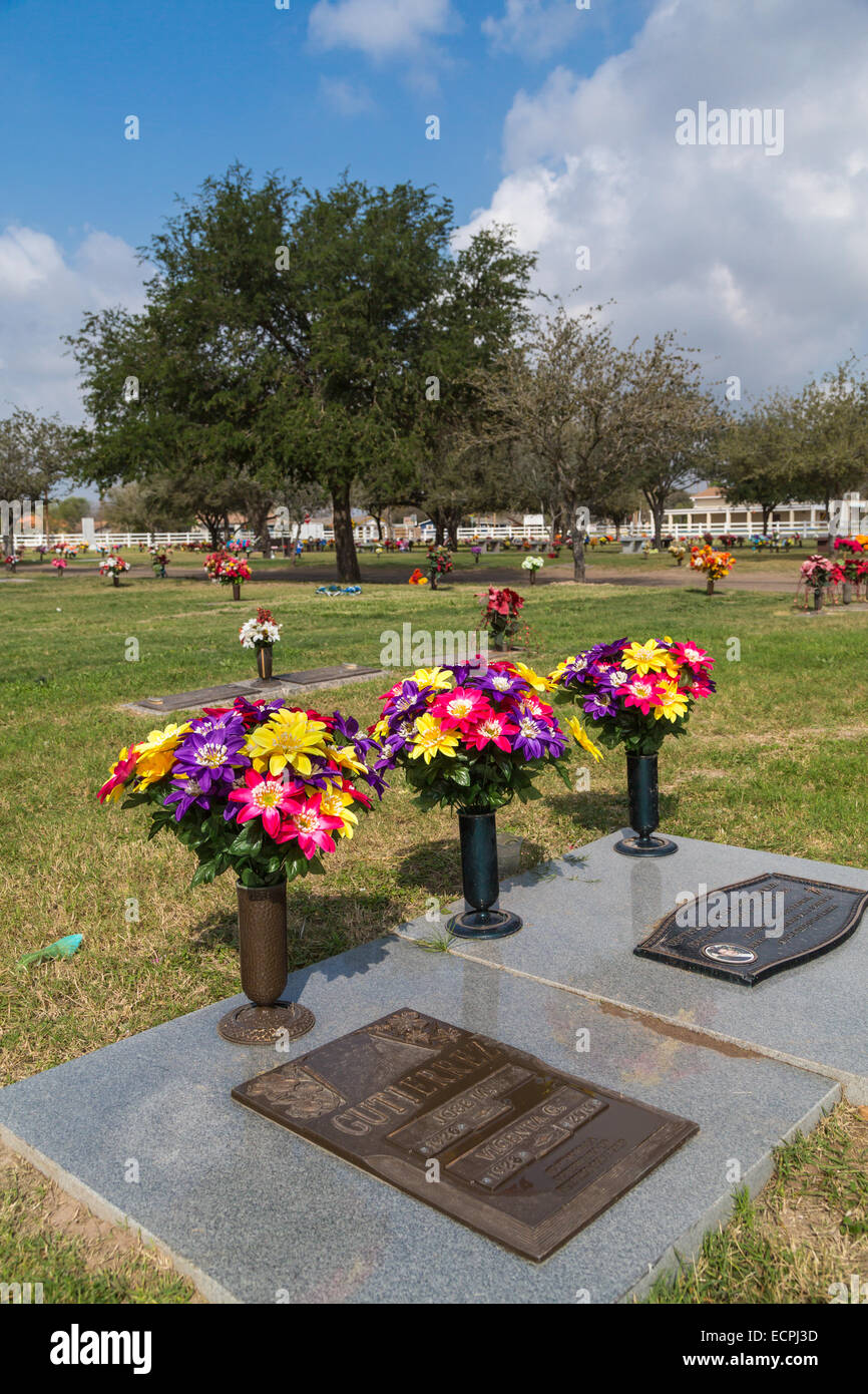 Un cimitero con fiori e lapidi vicino a McAllen, Texas, Stati Uniti d'America. Foto Stock