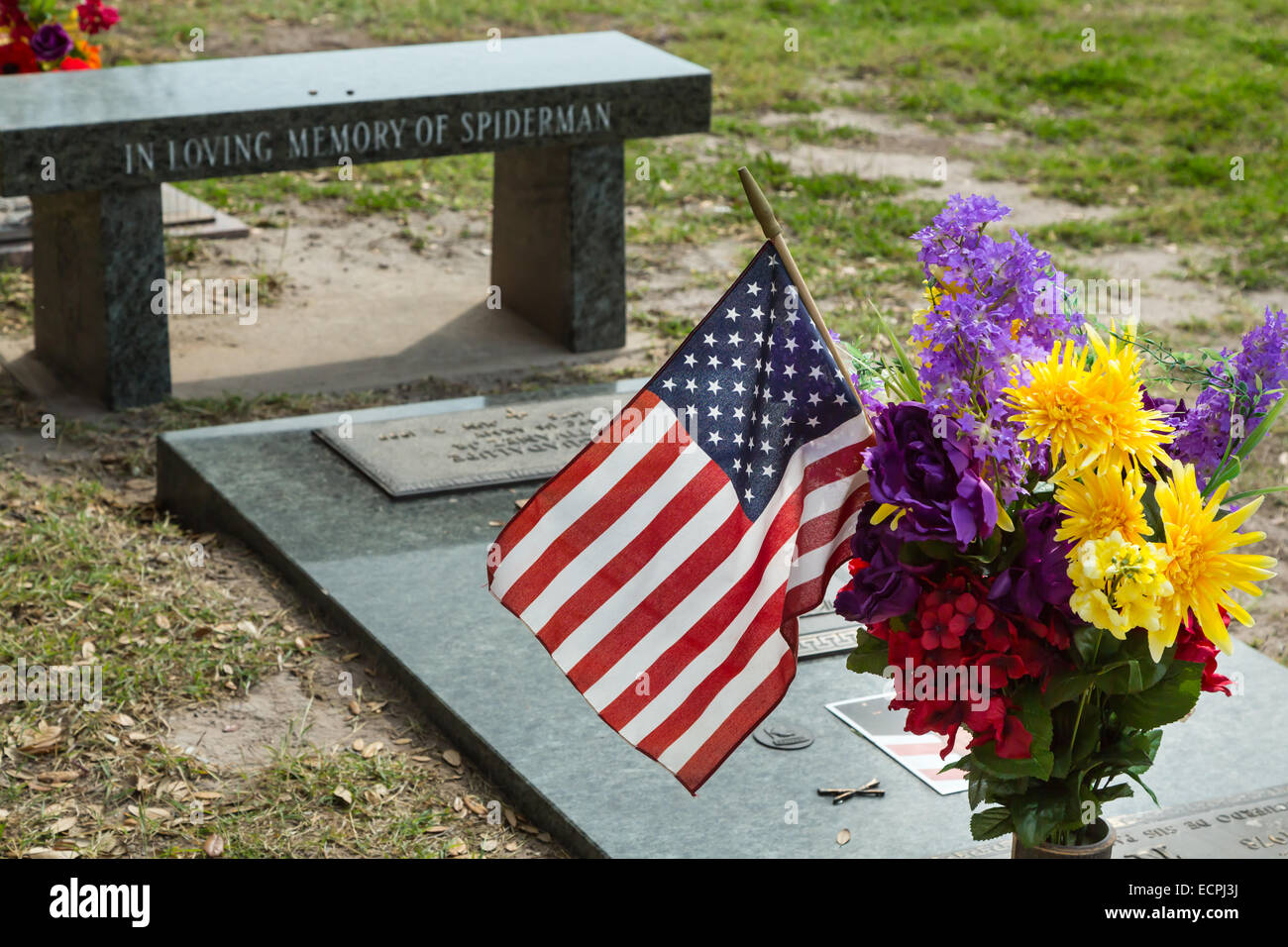 Un cimitero con fiori e lapidi vicino a McAllen, Texas, Stati Uniti d'America. Foto Stock