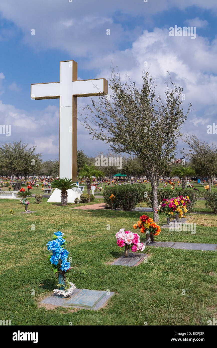 Un cimitero con fiori e lapidi vicino a McAllen, Texas, Stati Uniti d'America. Foto Stock