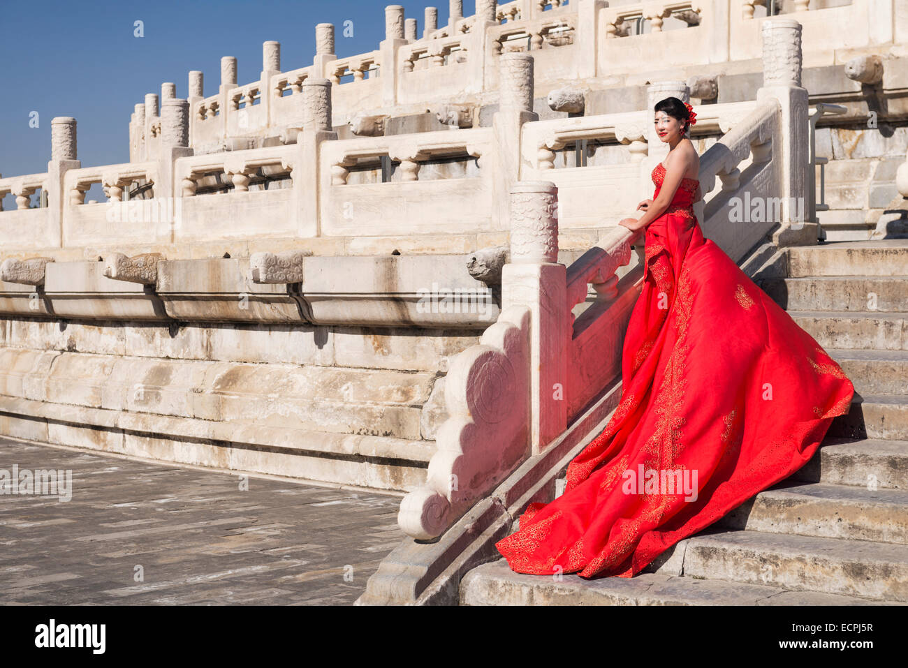 Giovane sposa in rosso abito da sposa davanti al Tempio del Cielo a Pechino in Cina Foto Stock
