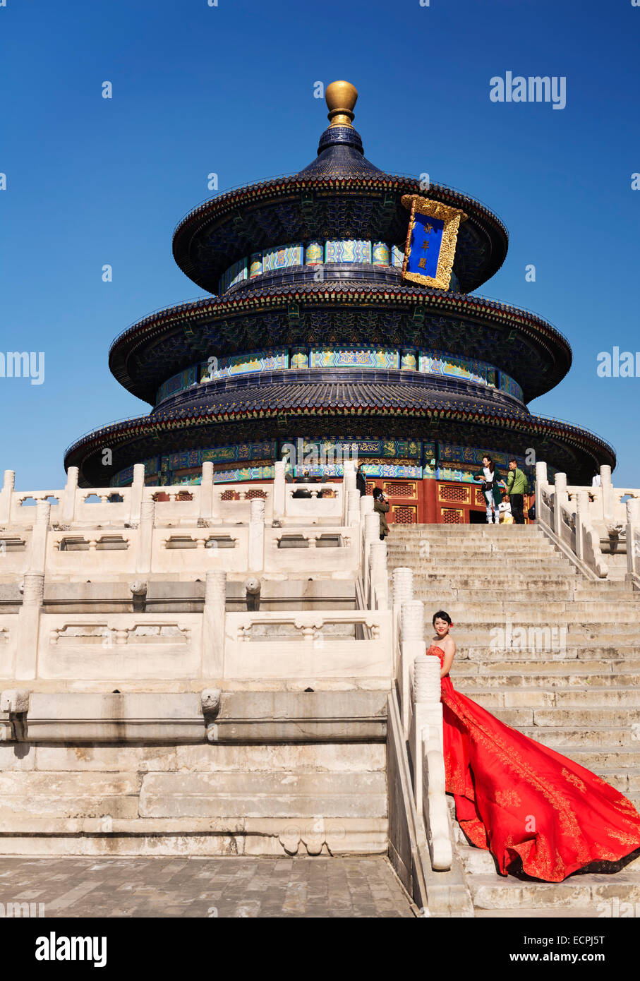 Giovane sposa in rosso abito da sposa davanti al Tempio del Paradiso, la sala di preghiera a Pechino, Cina 2014 Foto Stock