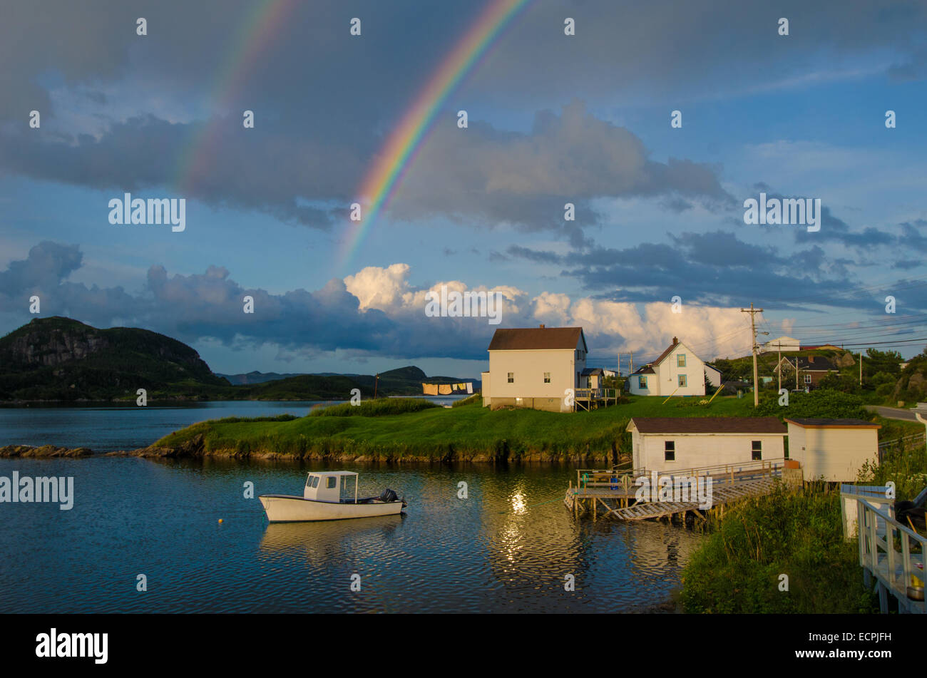 Un doppio arcobaleno si estende su tutta la costa di Terranova al pittoresco villaggio di pescatori di Burgeo. Foto Stock