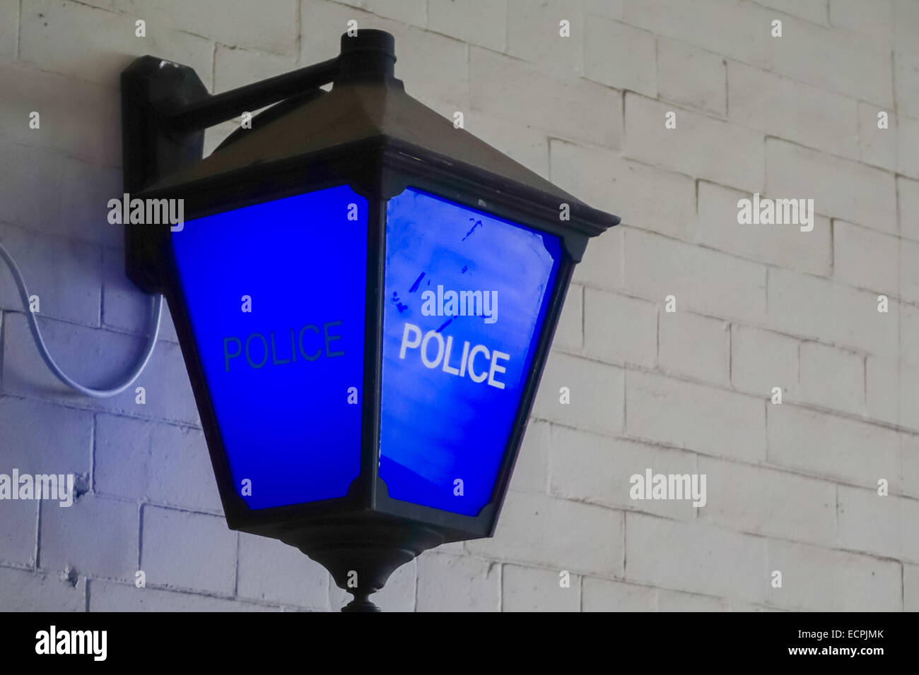 Blu della stazione di polizia lampada in situ dall'epoca di Dixon di Dock Green ancora funzionante a Bradford City Hall Foto Stock