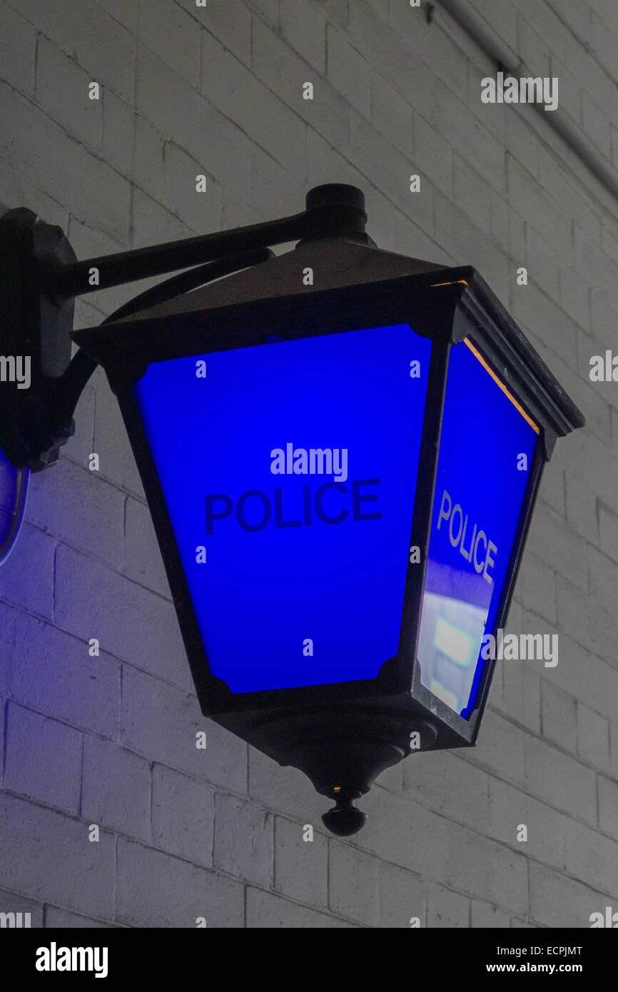 Blu della stazione di polizia lampada in situ dall'epoca di Dixon di Dock Green ancora funzionante a Bradford City Hall Foto Stock