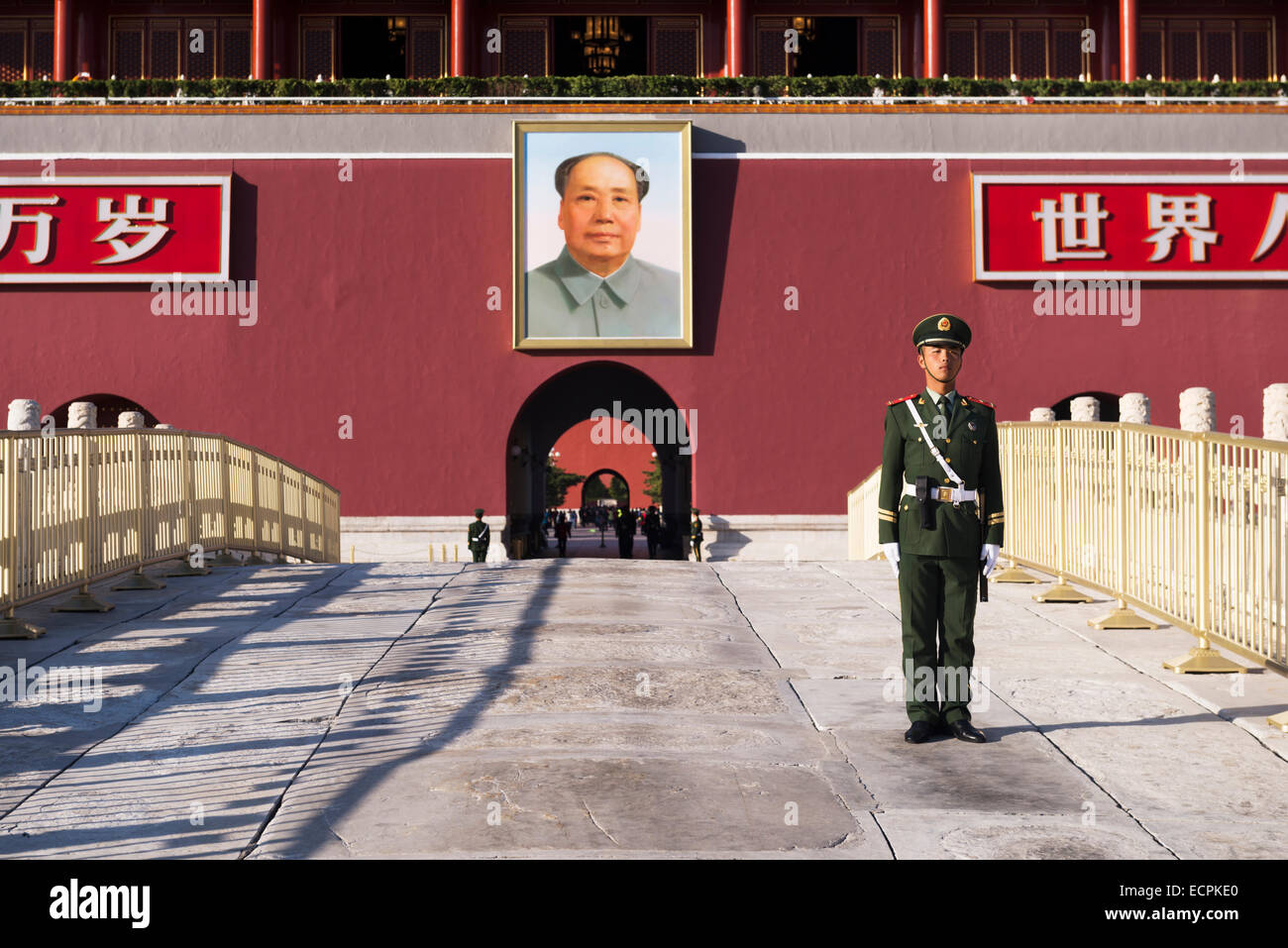 Militari sta di guardia di fronte a Piazza Tiananmen, la Porta della Pace Celeste, ingresso alla città imperiale, la Città Proibita di Pechino, C Foto Stock