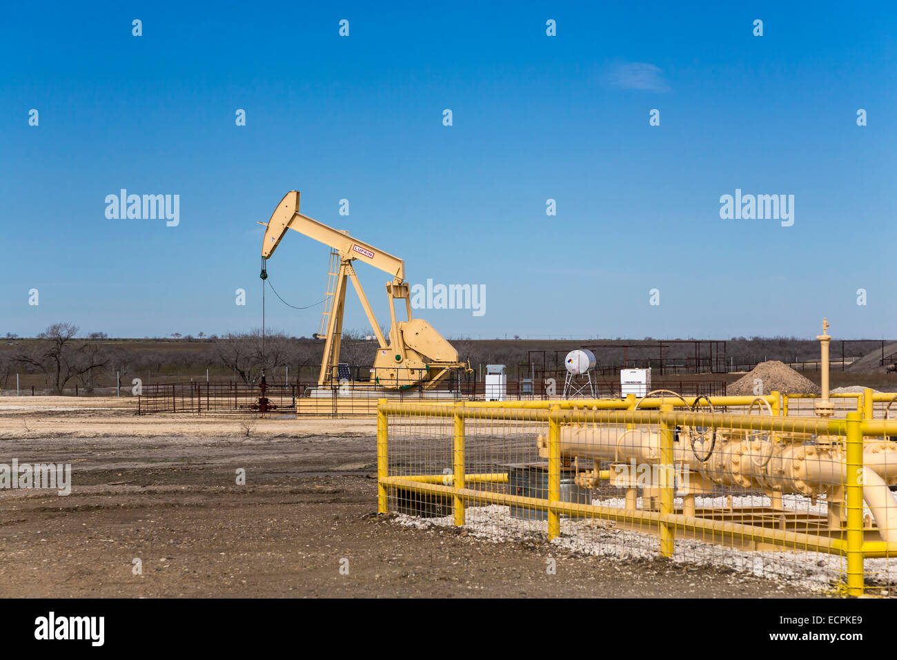 Un pozzo di petrolio pumper vicino a Peggy, Texas, Stati Uniti d'America. Foto Stock