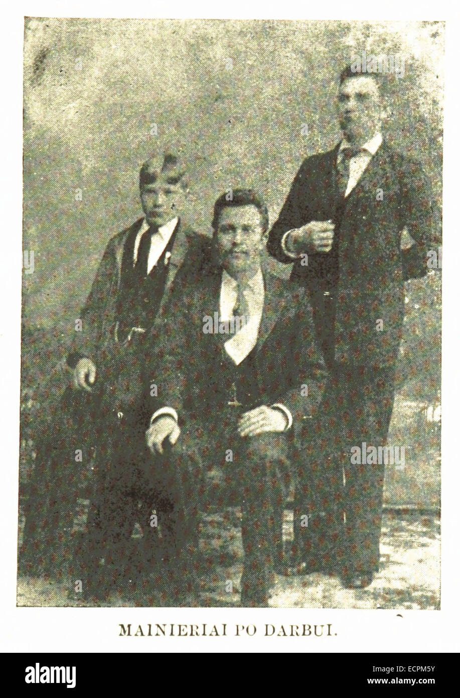 Questo titolo si riferisce a una scena post-lavoro in Lituania, che potrebbe rappresentare lavoratori o paesaggi a seguito di manodopera industriale o agricola. La rappresentazione probabilmente cattura gli effetti del lavoro in un ambiente rurale o industriale. Foto Stock