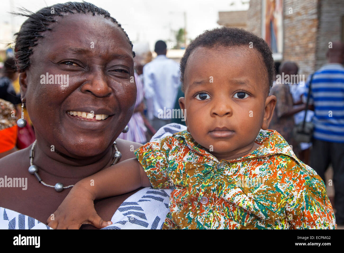 Madre africana e un bambino, Osu, Accra, Ghana, Africa Foto Stock