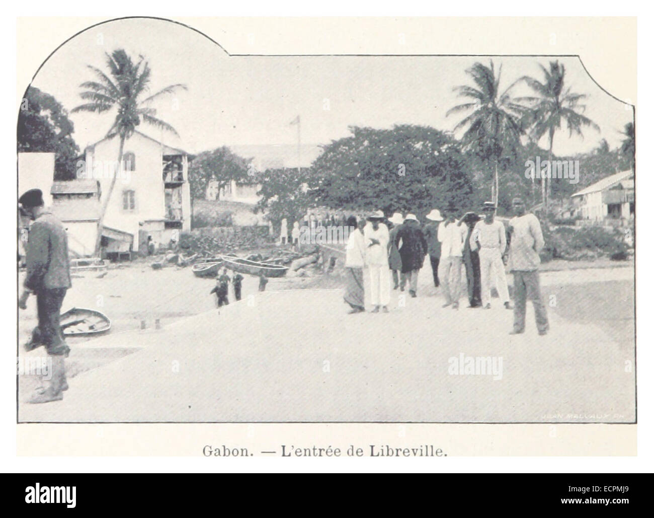 Questa immagine del Gabon del 082 mostra l'ingresso a Libreville, la capitale del Gabon, situata sulla costa atlantica dell'Africa occidentale. La scena probabilmente cattura una vista storica o panoramica della zona, mostrando il suo significato geografico e culturale. Foto Stock