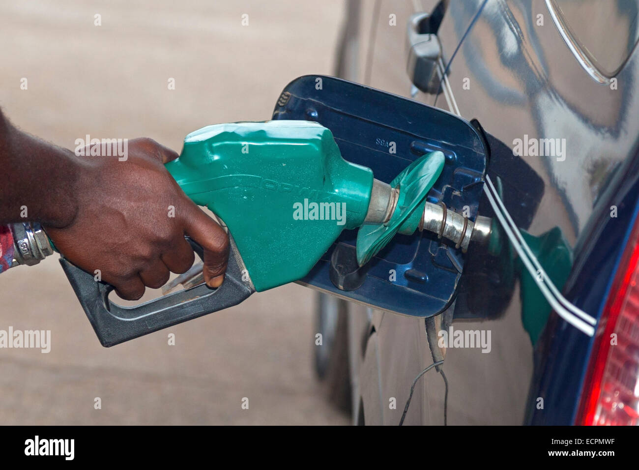 La mano sulla pompa benzina, Africa Foto Stock