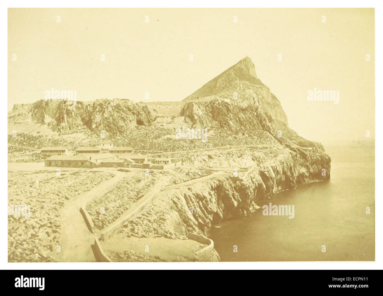 Un'illustrazione storica di Windmill Hill e o'Hara's Tower a Europa Point, che cattura le caratteristiche architettoniche chiave e il significato di questo monumento a Gibilterra. Foto Stock