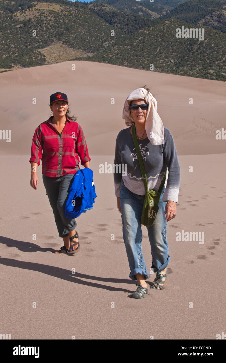 Visitatori escursione in grandi dune di sabbia del Parco Nazionale che contiene le più grandi dune di sabbia in America del Nord - COLORADO MR Foto Stock