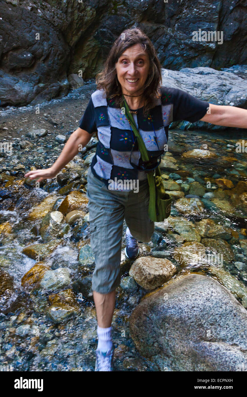 Christine Kolisch a Zapata Creek Falls nel Rio Grande Foresta Nazionale - Colorado Rockies Foto Stock