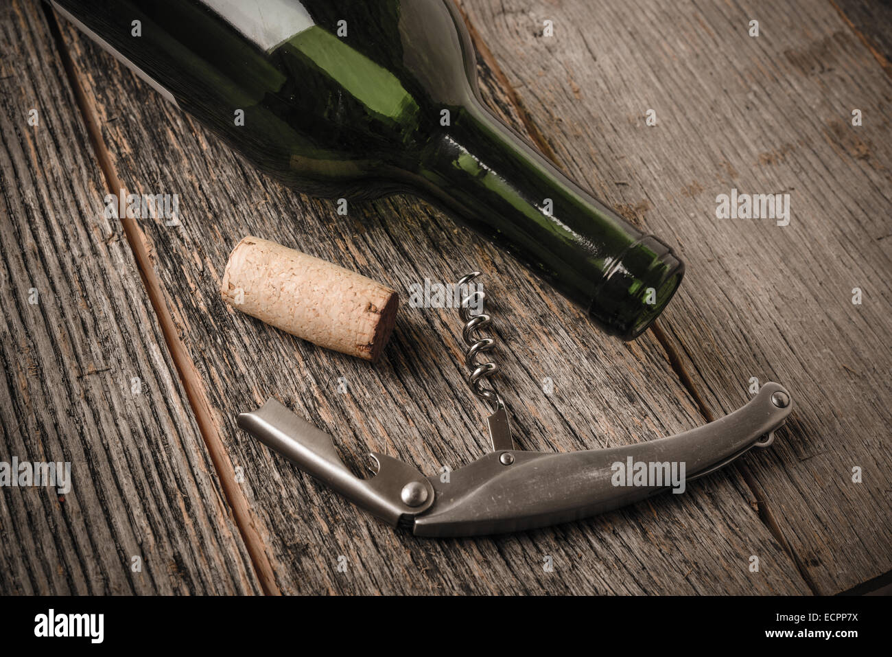 Verde bottiglia di vino e sughero con il vino rosso e un cavatappi Foto Stock