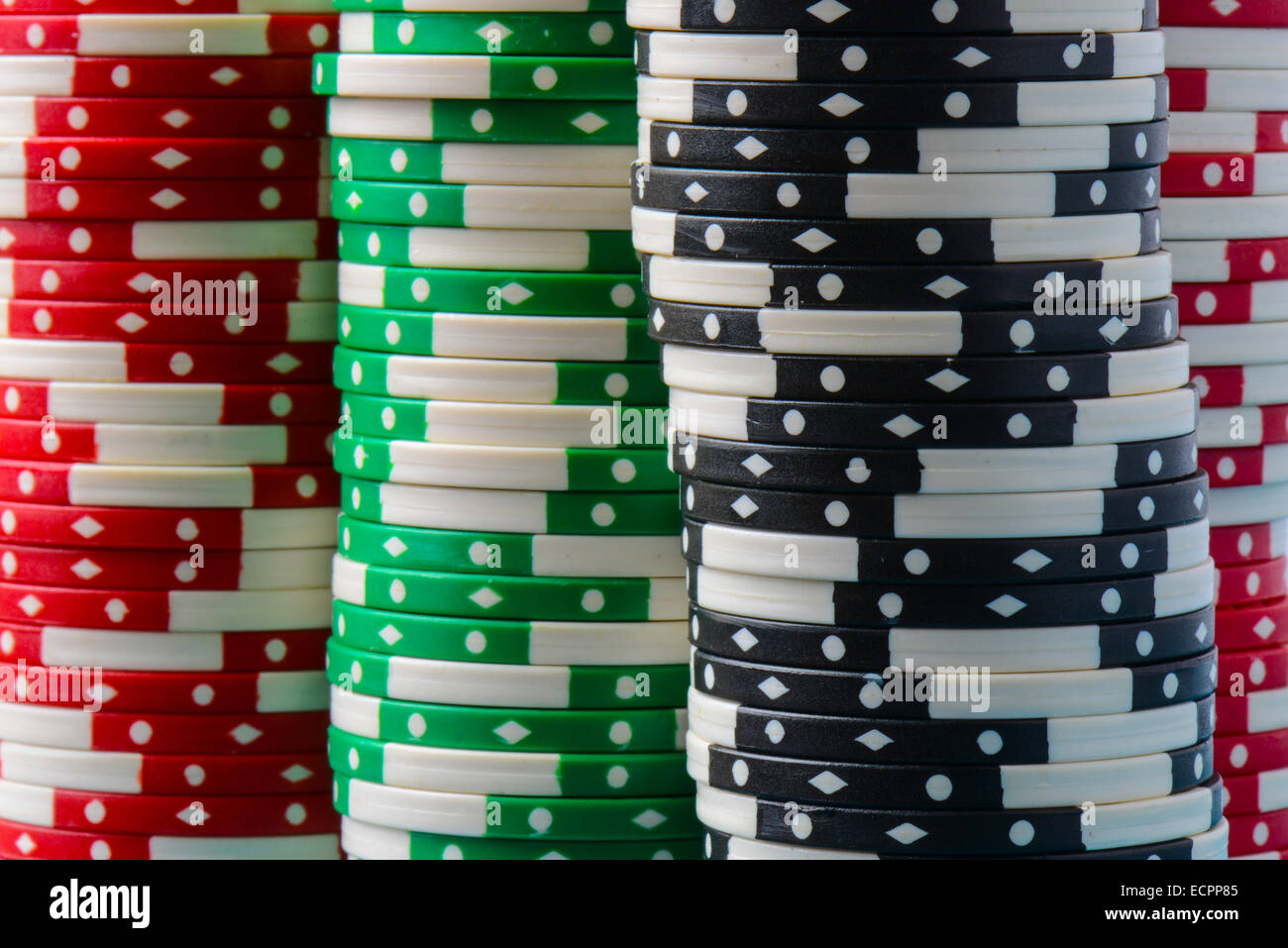 Poker chips impilati in una riga Foto Stock Poker chips impilati in una riga Foto Stock