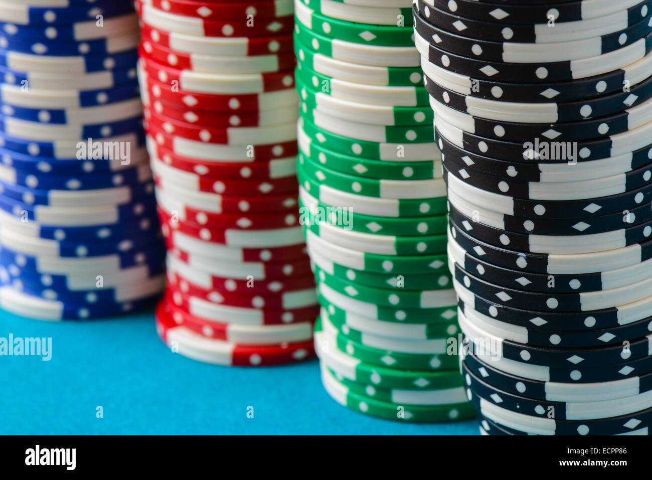 Poker chips impilati in una riga Foto Stock Poker chips impilati in una riga Foto Stock