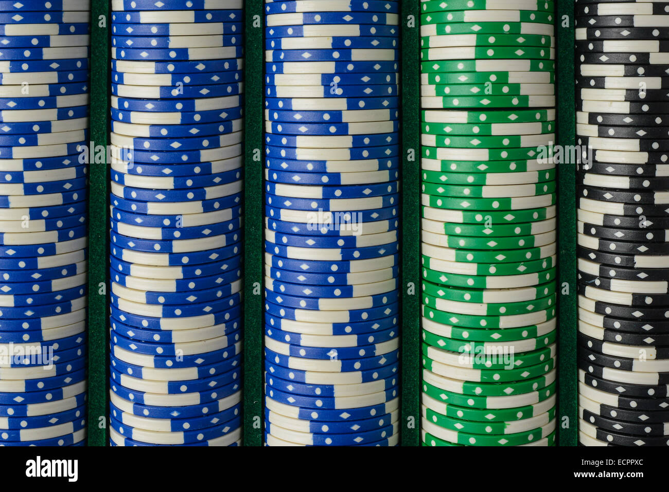 Blu, Verde, nero Poker chips Foto Stock
