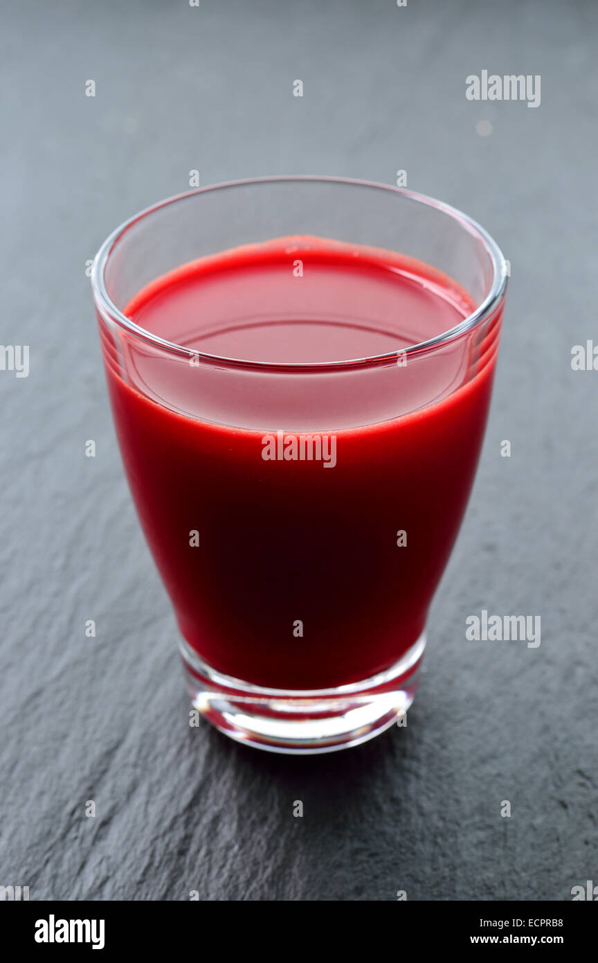 Bietola, Carota e Apple appena premuto il succo in vetro su uno sfondo scuro. Un sano materie prime vegetali e frutta bevanda per la disintossicazione. C Foto Stock