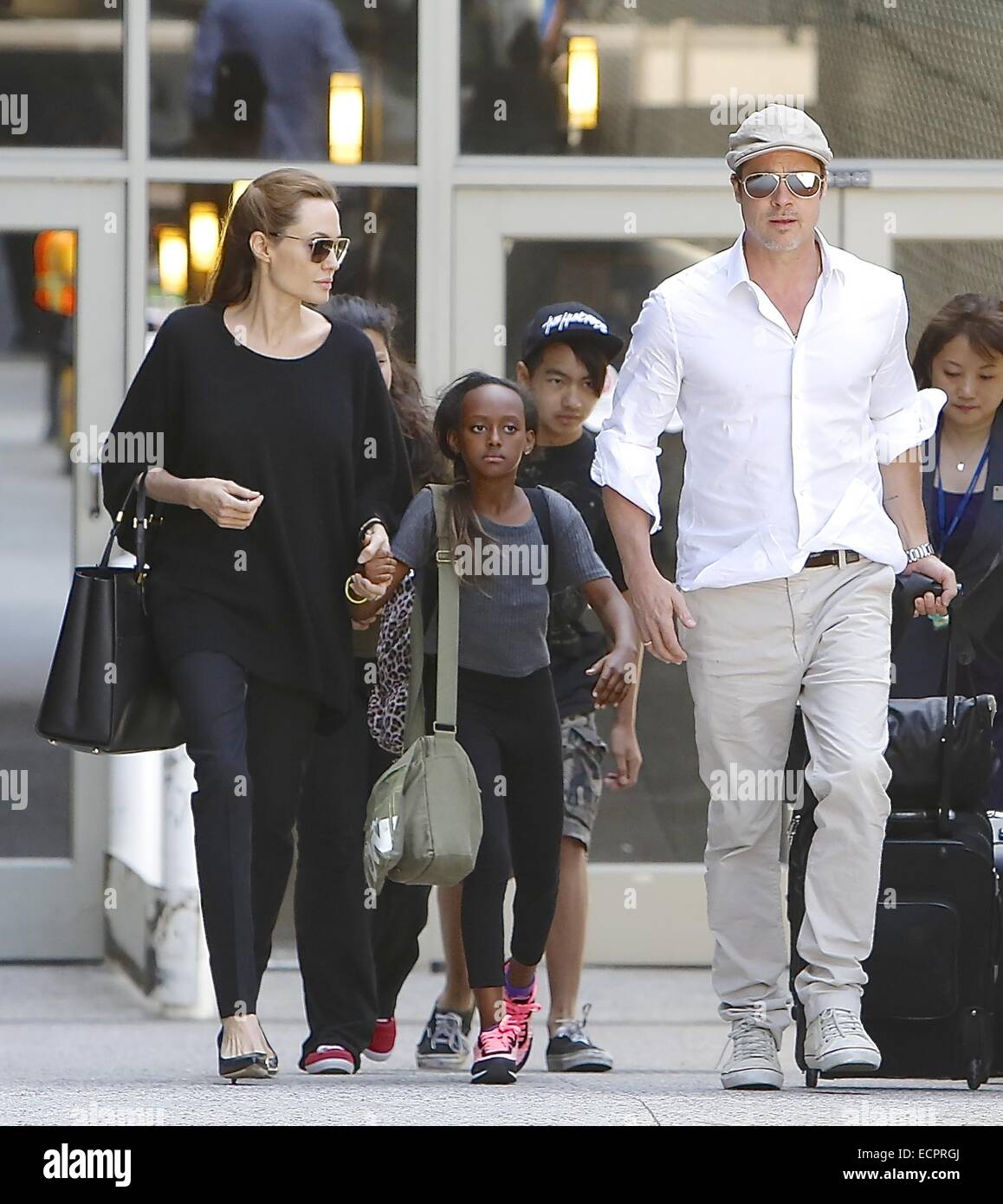 Brad Pitt e Angelina Jolie arriva a Los Angeles International (LAX) aeroporto con i loro figli Maddox e Zahara dotate: Angelina Jolie,Brad Pitt,Zahara Jolie-Pitt,Maddox Jolie-Pitt dove: Los Angeles, California, Stati Uniti quando: 14 Giu 2014 Foto Stock