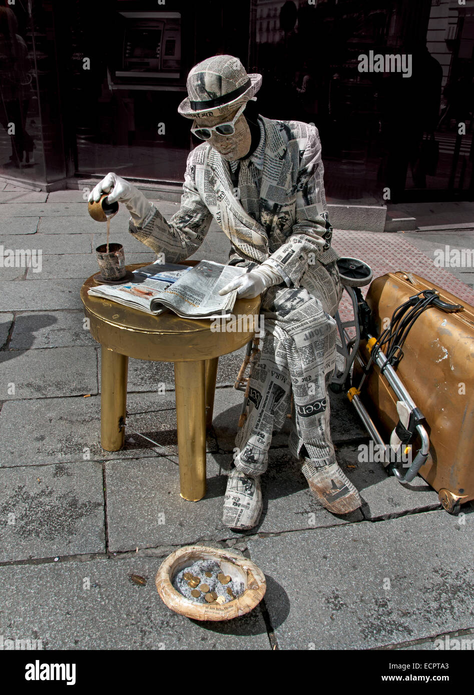 Giornale uomo News Barcellona Spagna La Rambla Les Rambles Las Ramblas Foto Stock