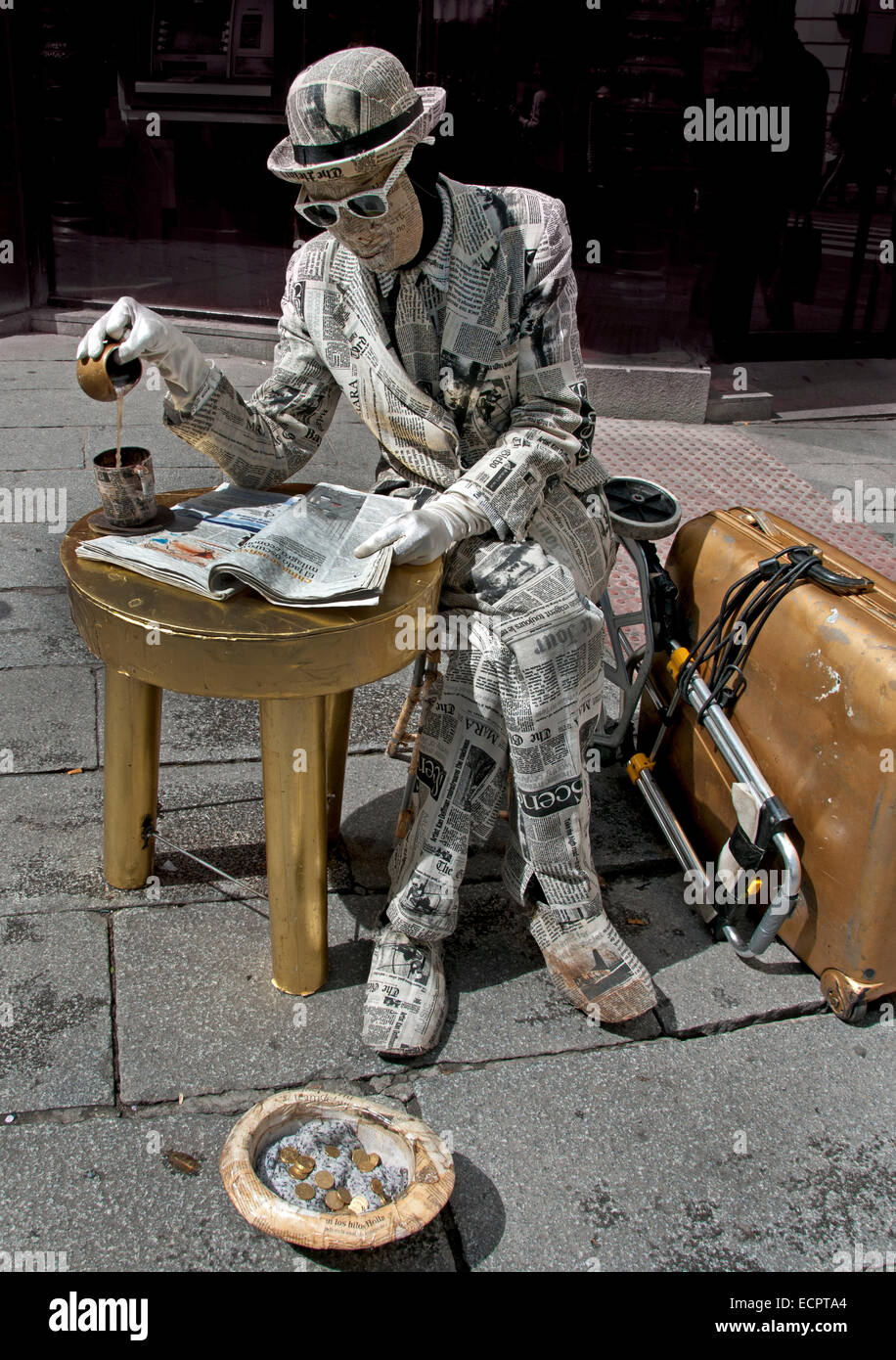 Giornale uomo News Barcellona Spagna La Rambla Les Rambles Las Ramblas Foto Stock