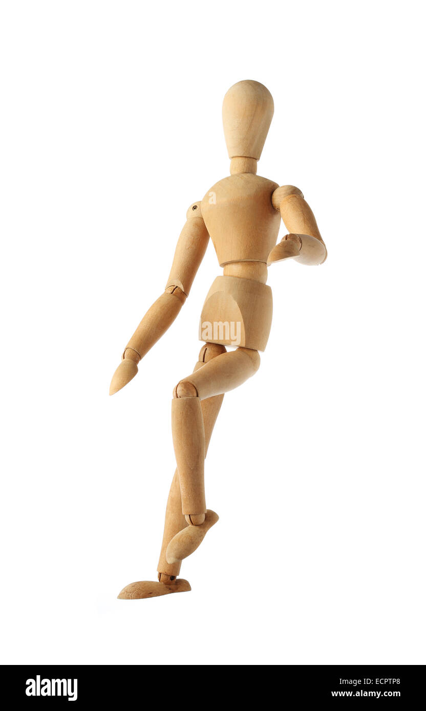 Vecchio manichino manichino di legno che agiscono su calcio isolato su bianco Foto Stock